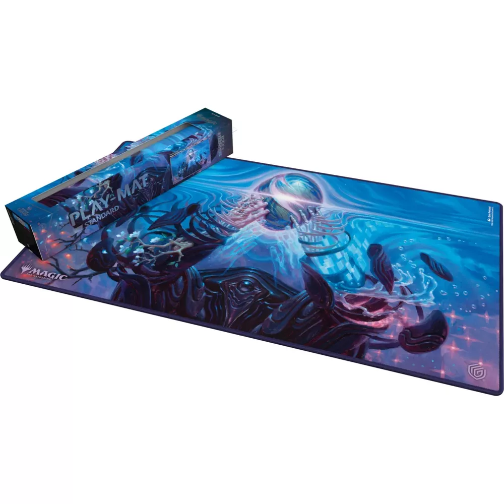 Eine blau-schimmernde Magic the Gathering Spielmatte mit fantastischer Kunst und passender Verpackungsbox.