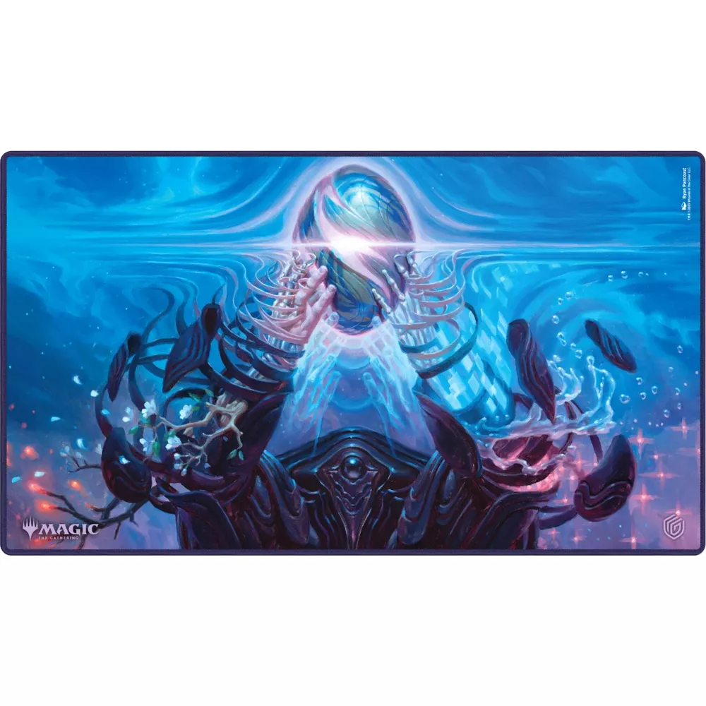 Eine mystische Figur hält eine leuchtende, blaue Kugel unter Wasser, umgeben von dunklen Ranken und zarten Blüten.