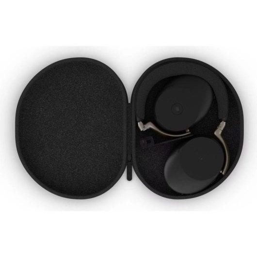 Schwarze Over-Ear-Kopfhörer ordentlich zusammengeklappt in ihrem runden schwarzen Hartschalenetui auf weißem Grund.