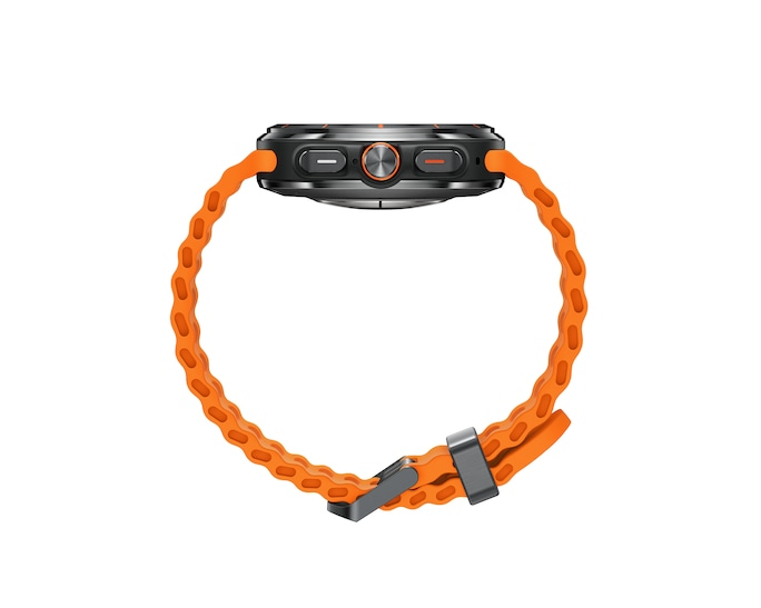Een zwarte smartwatch met een oranje geperforeerde siliconen band op een witte achtergrond.