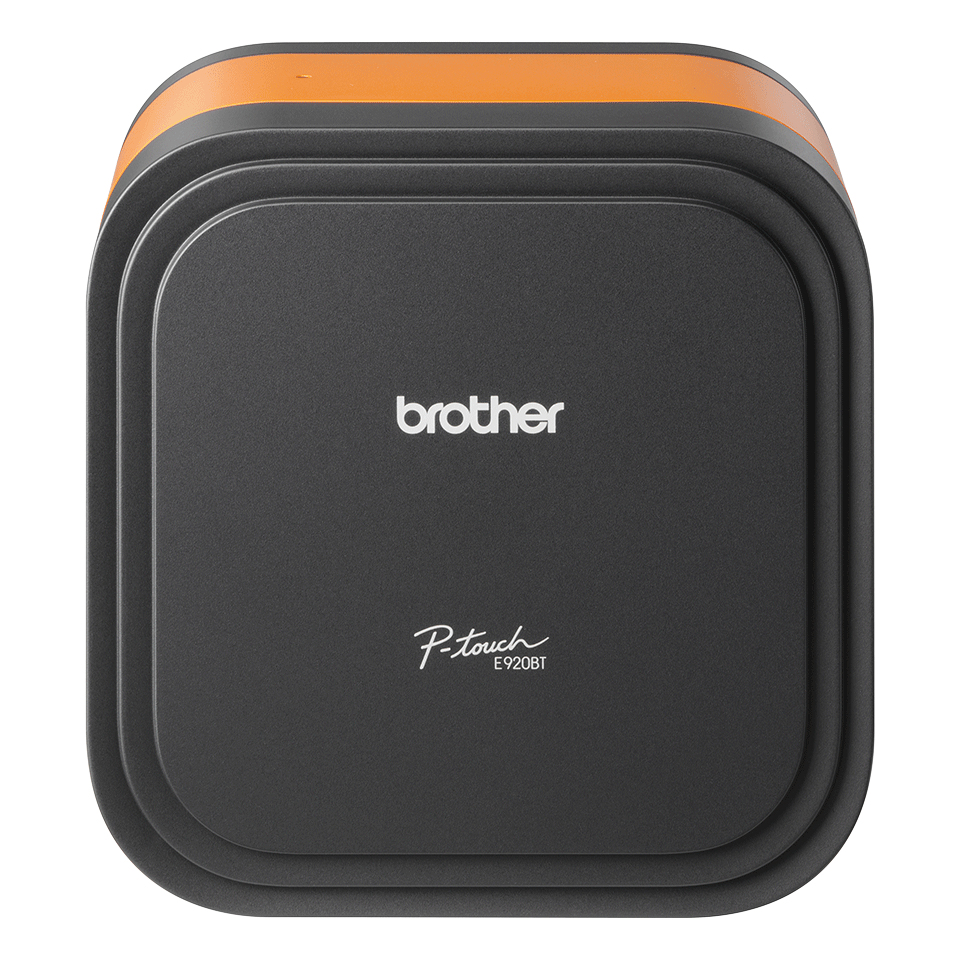 Ein schwarzer Brother P-touch E920BT Etikettendrucker mit orangefarbenem Akzent.