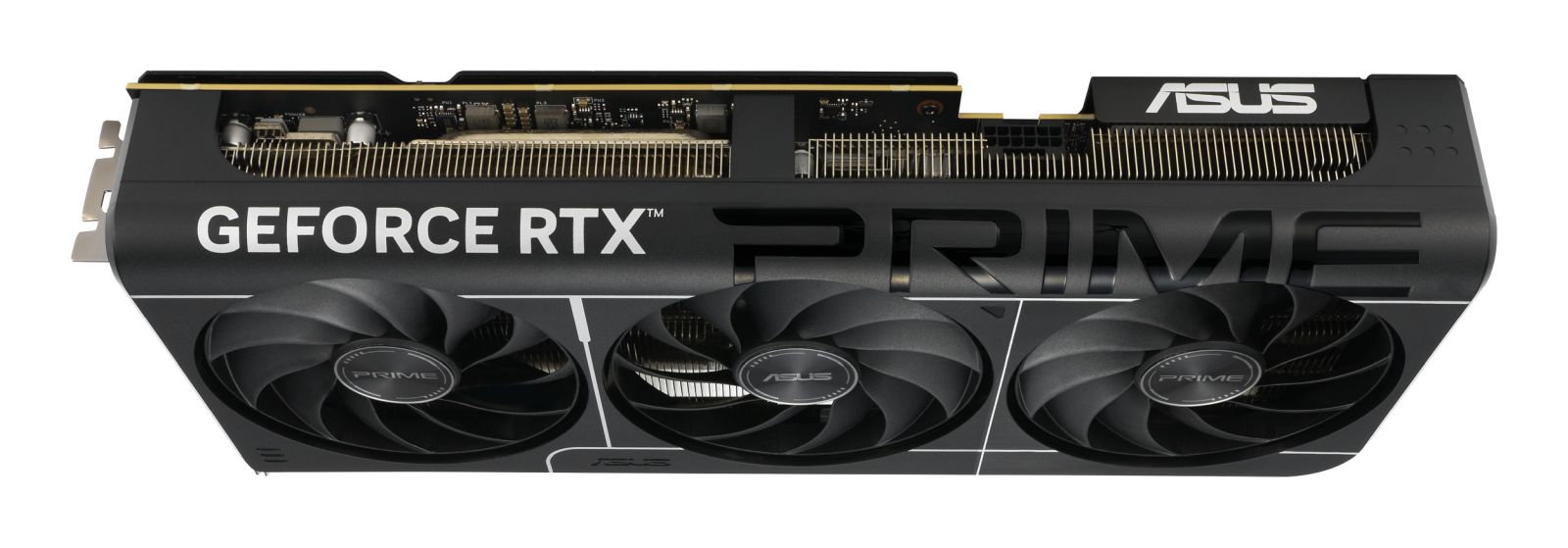 Üç fanlı, beyaz yazılı ve soğutucu petekli siyah Asus Prime GeForce RTX grafik kartı.