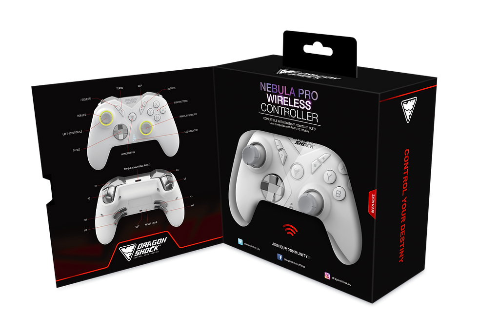 Ein weißer Nebula Pro Wireless Controller in seiner schwarzen Verpackung, Produktdetails auf der Lasche.