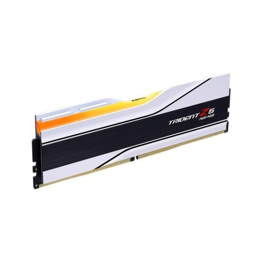Un modulo RAM G.Skill Trident Z5 Neo RGB bianco e nero con un accento giallo su sfondo bianco.