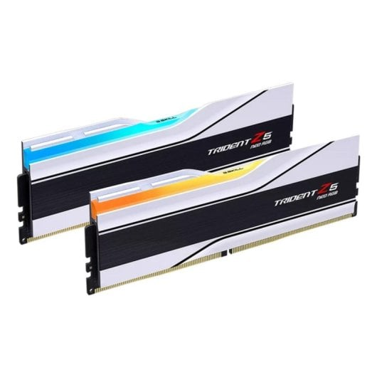 Due banchi di RAM Trident Z5 Neo RGB bianchi e neri con illuminazione blu e gialla su sfondo bianco.
