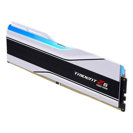 Un modulo RAM G.Skill Trident Z5 Neo RGB bianco e nero con luce blu, isolato su sfondo bianco.