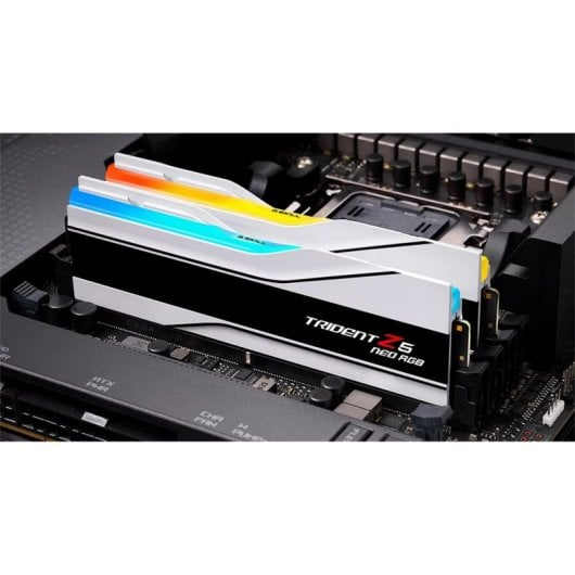 Due moduli RAM Trident Z5 Neo RGB installati su una scheda madre.