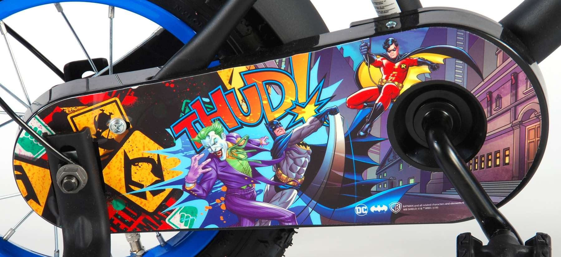 Ein schwarzer Kettenschutz mit bunter DC Comics Batman- und Joker-Grafik und dem Wort THUD.