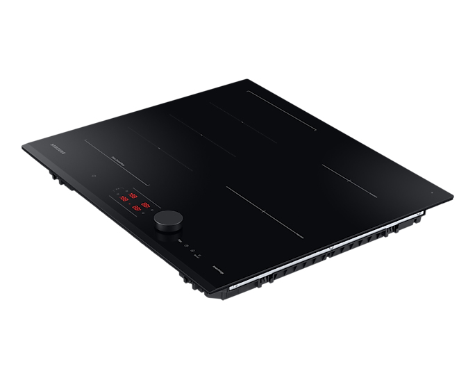 Piano cottura a induzione nero Samsung con comandi a sfioramento e una manopola rotativa su sfondo bianco.