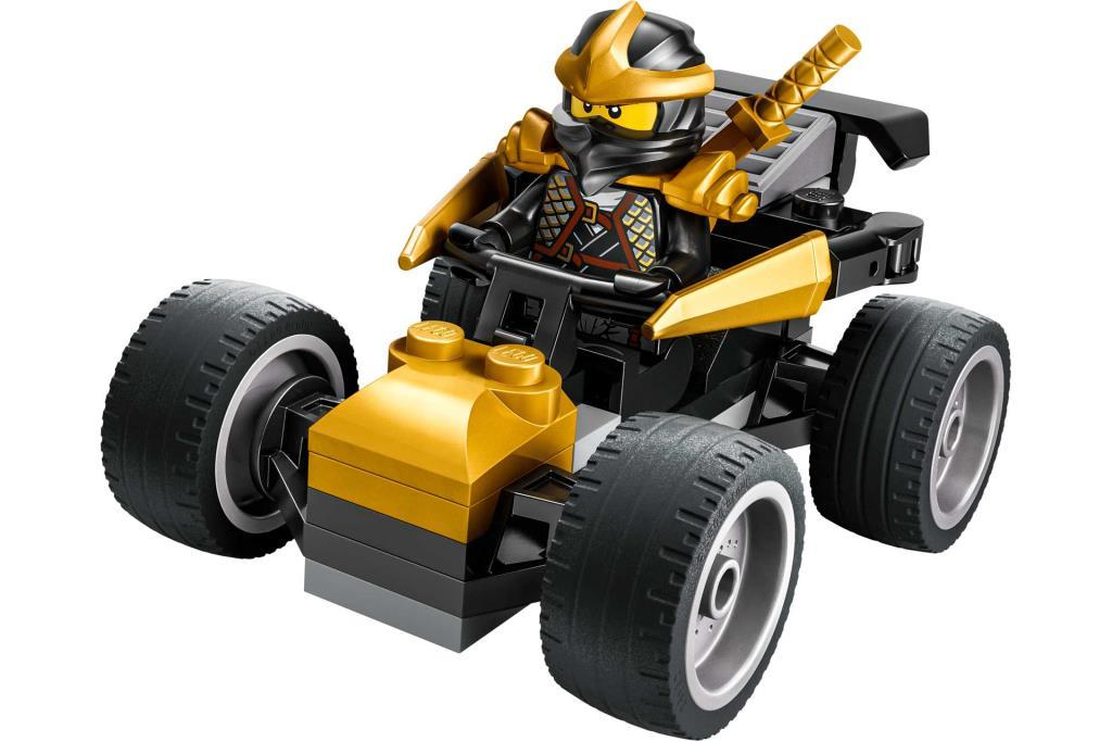 Un ninja de Lego está sentado en un carro de juguete negro y dorado con cuatro neumáticos grandes.