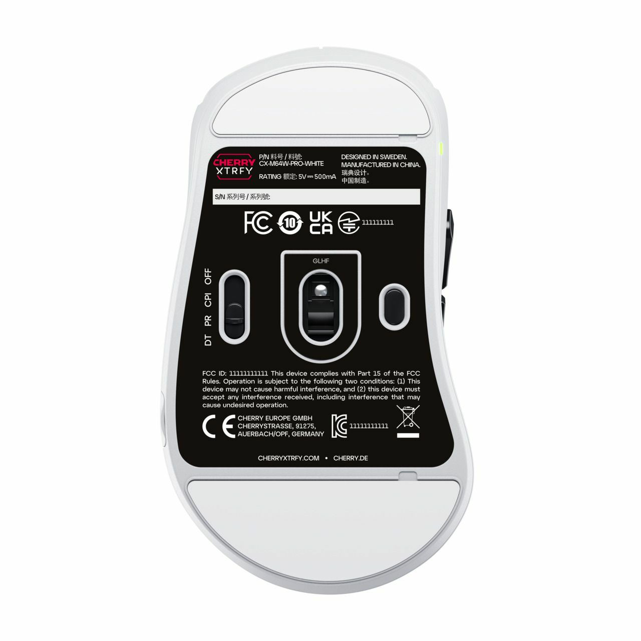 Unteransicht einer weißen Cherry Xtrfy Gaming-Maus mit schwarzem Etikett für Sensor, Schalter und Prüfzeichen.