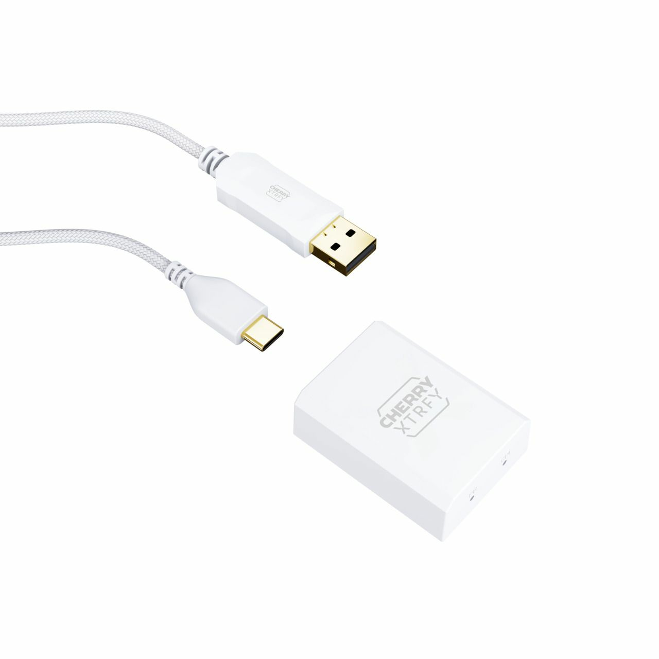 Ein weißes geflochtenes USB-Kabel, ein USB-C-Stecker und ein weißer Adapterblock mit Cherry Xtrfy Branding vor weißem Hintergrund.