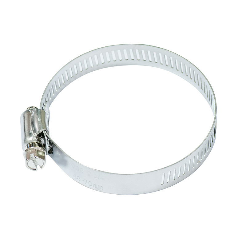 Una abrazadera de manguera de metal plateado con tornillo de ajuste, aislada en fondo blanco.
