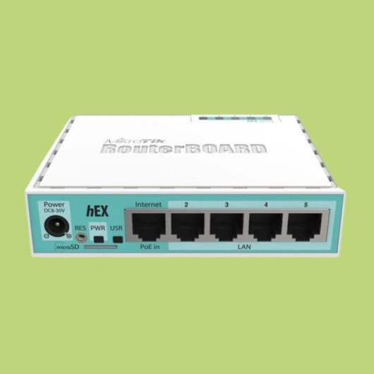 Een witte MikroTik RouterBOARD hEX netwerkrouter op een groene achtergrond.