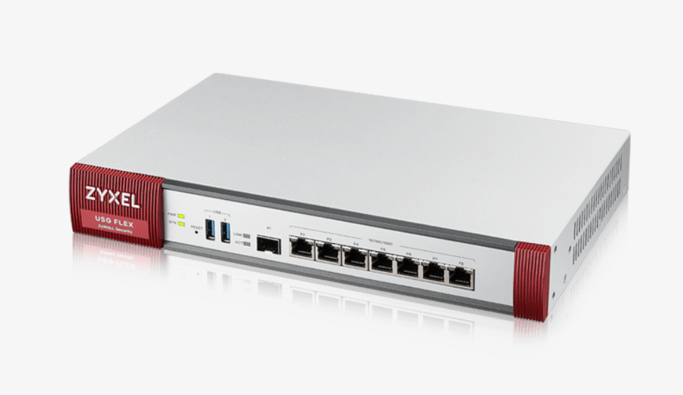 Ein silberner Zyxel USG FLEX Netzwerkrouter mit roten Seiten und verschiedenen Anschlüssen auf weißem Hintergrund.