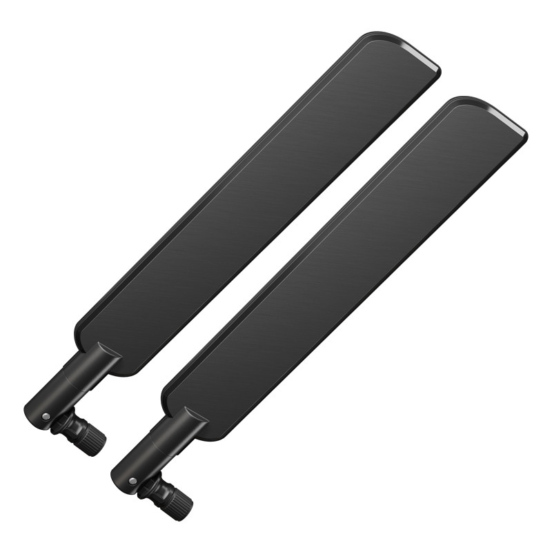 Zwei schwarze flache Antennen mit drehbaren Anschlüssen auf weißem Hintergrund.