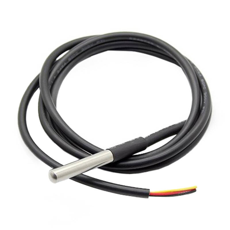 Un cable negro enrollado sobre fondo blanco con un sensor metálico plateado y tres cables de colores al final.