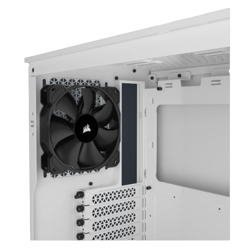 Ein weißes PC-Gehäuse mit einem schwarzen Gehäuselüfter mit Corsair-Logo an der Rückwand.