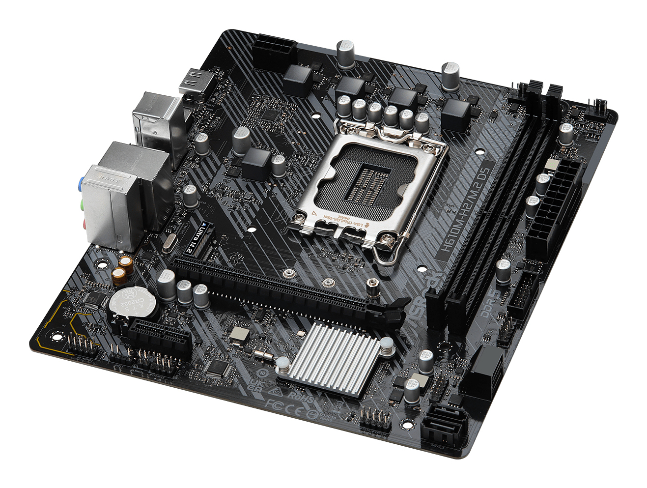 Scheda madre per computer nera con socket CPU argento, slot RAM e porte, su sfondo bianco.