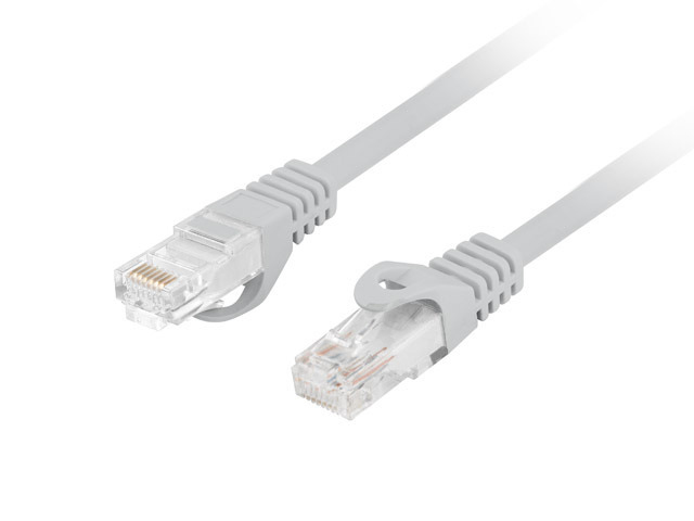 Cable Ethernet gris con conectores RJ45 sobre fondo blanco.