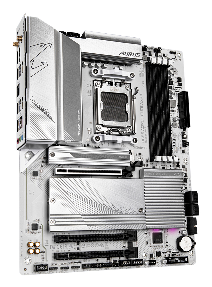 Una scheda madre bianca Aorus B650 con dissipatori argentati e slot neri su sfondo bianco.