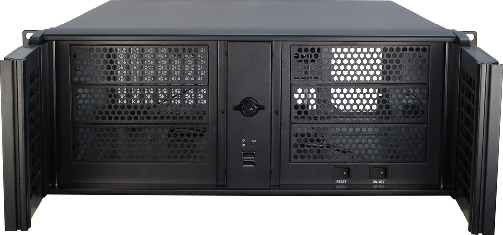 Chasis de servidor negro con panel frontal de malla y puertos en el centro.
