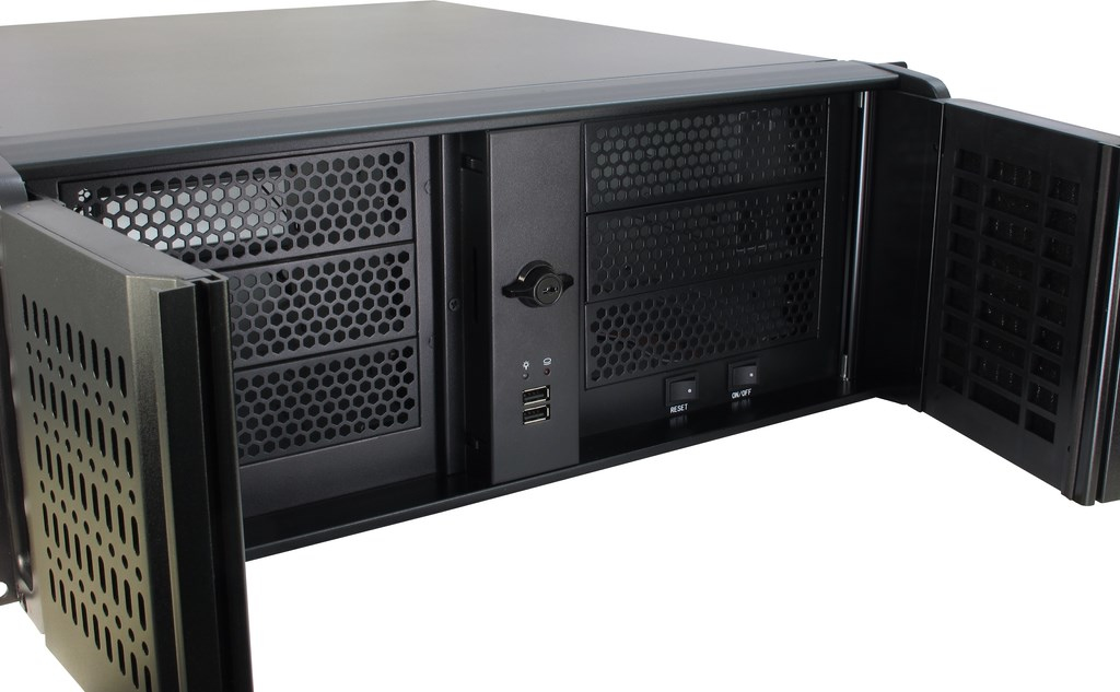 Caja de servidor para rack negra con puerta frontal abierta, paneles de malla y puertos USB.