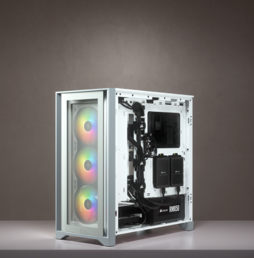 Ein weißes PC-Gehäuse mit drei RGB-Lüftern vorne und sichtbaren Innenteilen vor grauem Hintergrund.