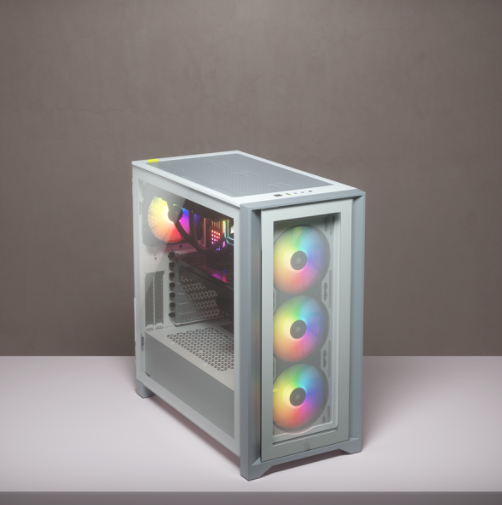 Ein weißer Computer-Tower mit RGB-Lüftern leuchtet innen, auf einer Fläche vor schlichtem Hintergrund.