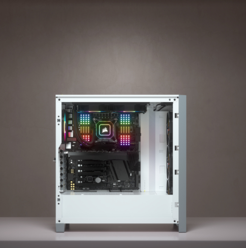 Ein weißes PC-Gehäuse zeigt eine bunte RGB-Beleuchtung auf der Hauptplatine und dem Kühler.
