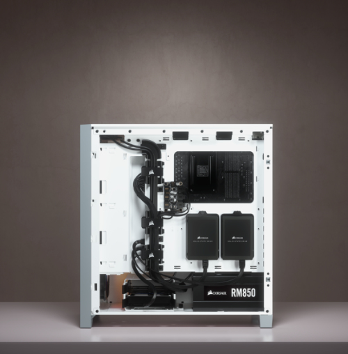 Geöffnete weiße PC-Gehäuse mit ordentlichem Kabelmanagement, zwei SSDs und einem Netzteil.