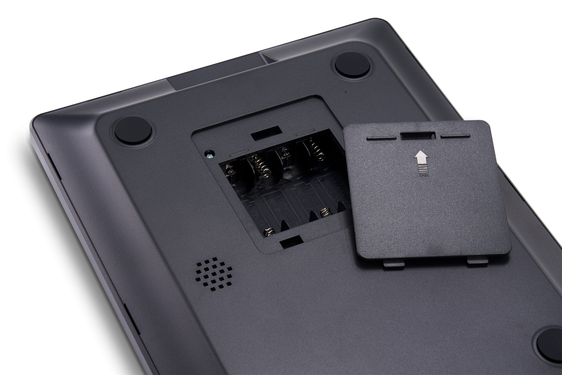 Unterseite eines schwarzen Geräts mit offenem Batteriefach und abgenommenem Deckel.