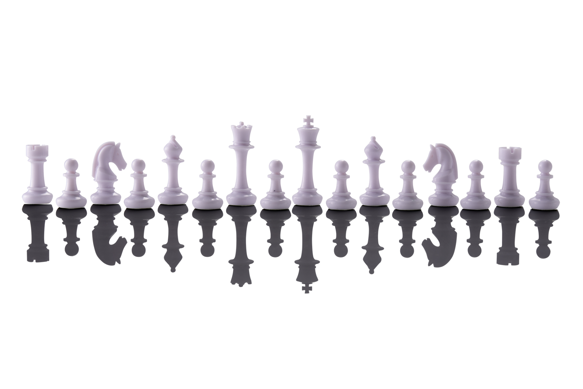 Ein kompletter Satz weißer Schachfiguren in einer geraden Linie auf einer reflektierenden schwarzen Oberfläche.