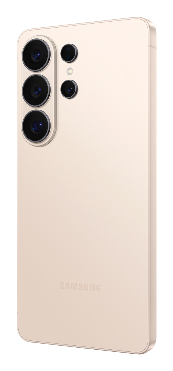 Rückseite eines beigen Samsung-Smartphones mit vertikal angeordneter Dreifachkamera und dem Samsung-Logo.