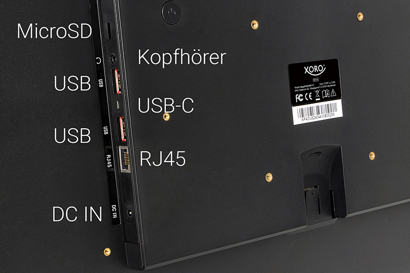 Rückseite eines Xoro-Bildschirms mit beschrifteten Anschlüssen wie USB, USB-C, RJ45 und MicroSD.