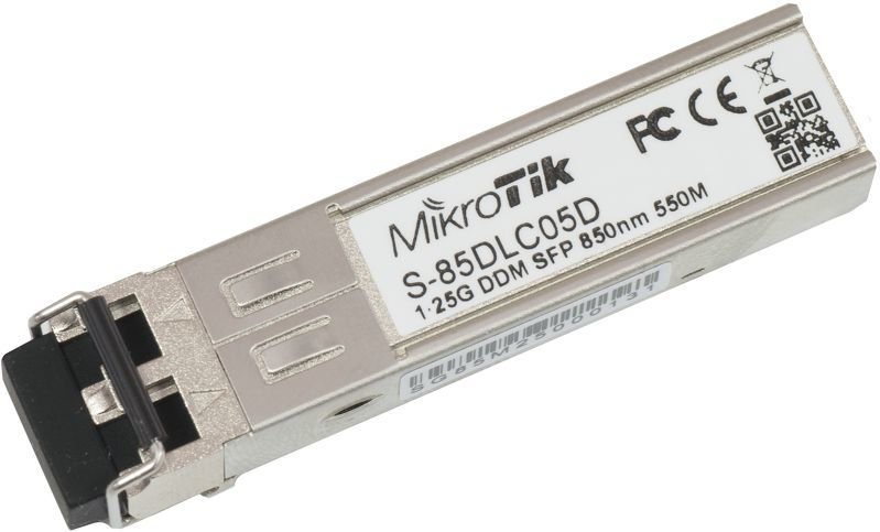 Módulo SFP MikroTik S-85DLC05D plateado con etiqueta blanca y pestillo negro.
