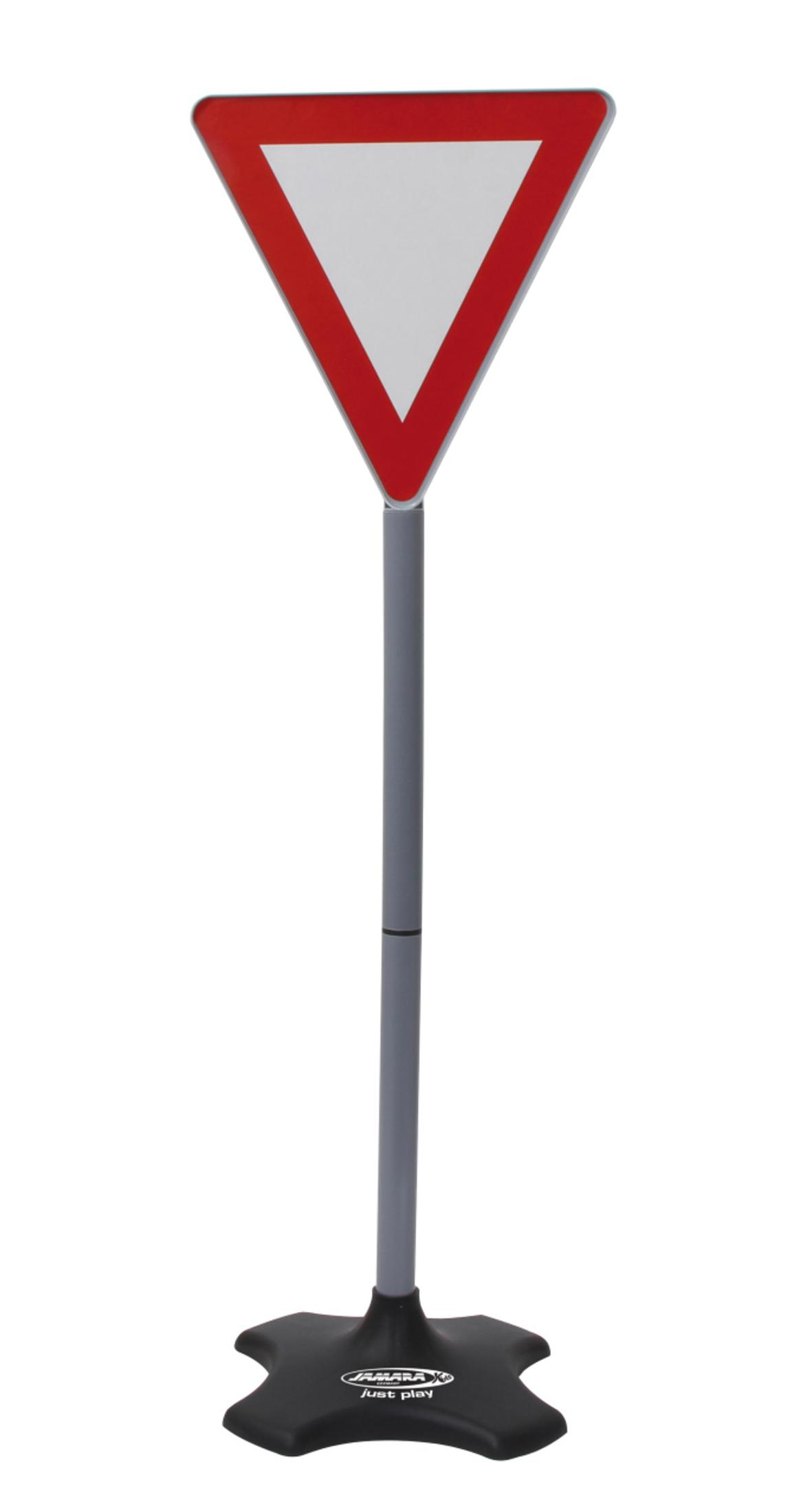 Ein rot-weißes Verkehrsschild 'Vorfahrt gewähren' auf einem grauen Stab mit schwarzem Fuß auf weißem Hintergrund.