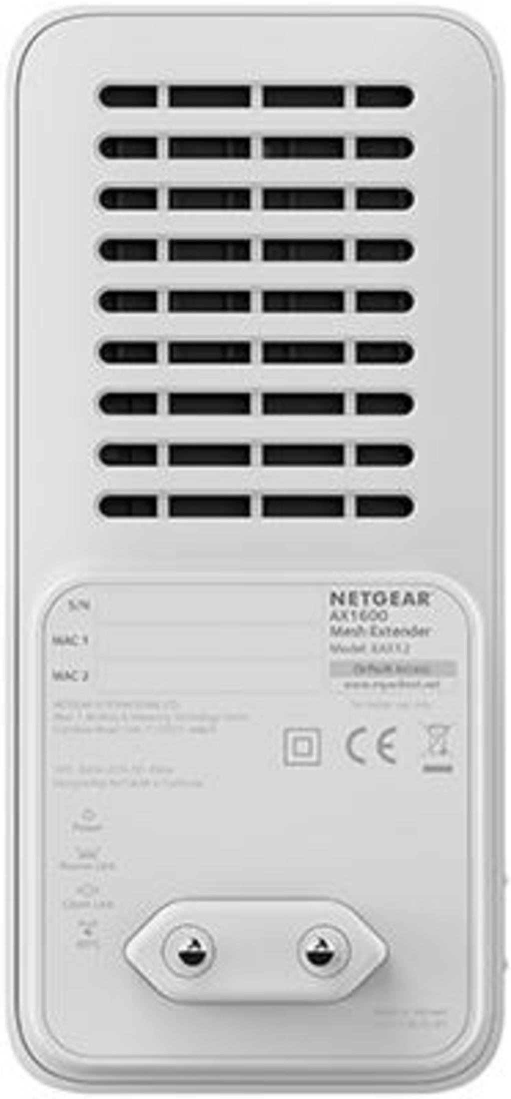 Vista trasera de un extensor de red Netgear blanco con enchufes y ranuras.