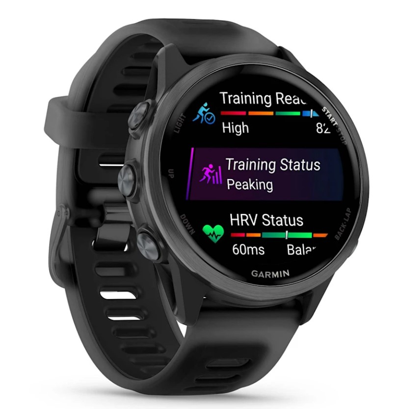 Czarny zegarek sportowy Garmin wyświetlający gotowość treningową i metryki statusu na okrągłym ekranie na białym tle.