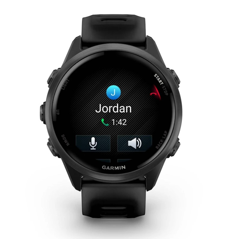 Czarny zegarek sportowy Garmin pokazuje połączenie przychodzące od Jordana.