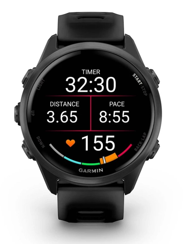 Czarny zegarek sportowy Garmin z cyfrowym wyświetlaczem pokazującym stoper, dystans, tempo i tętno.