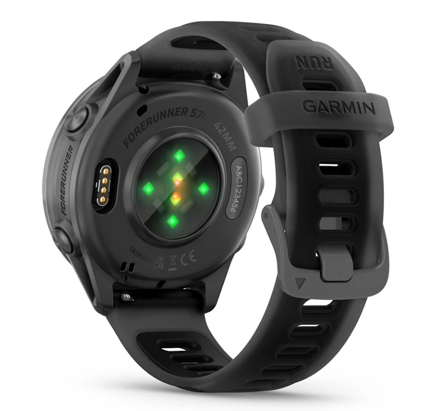Tył czarnego smartwatcha Garmin Forerunner 570 z czujnikiem tętna i silikonowym paskiem.