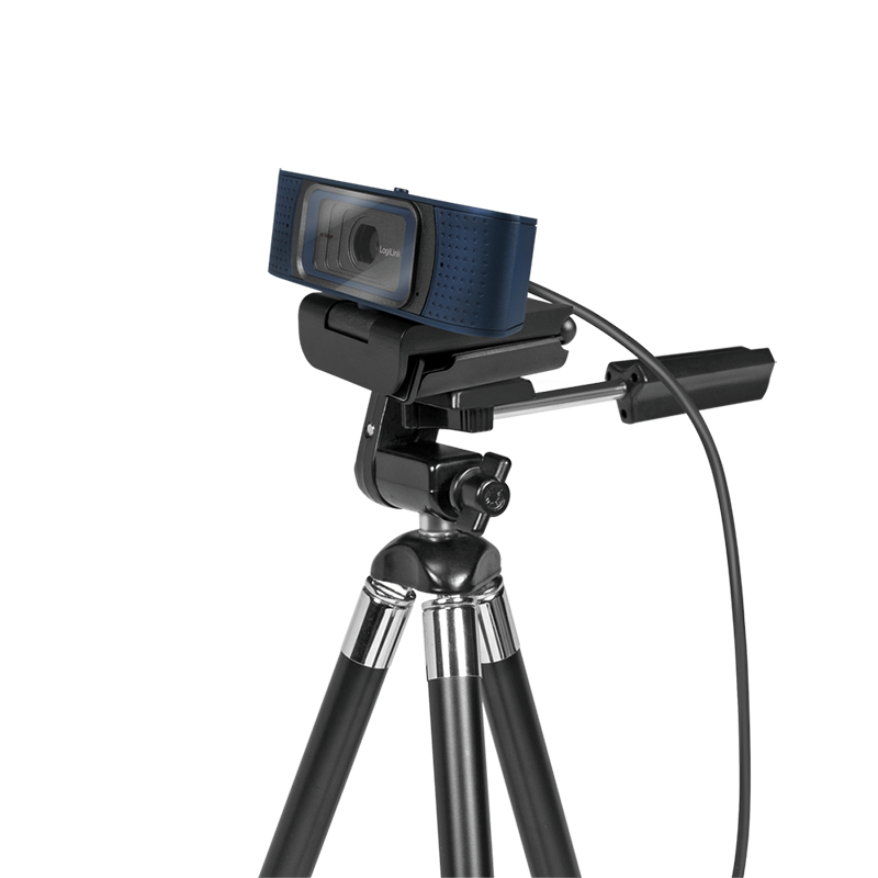 Una webcam blu montata su un piccolo treppiede nero su sfondo bianco.