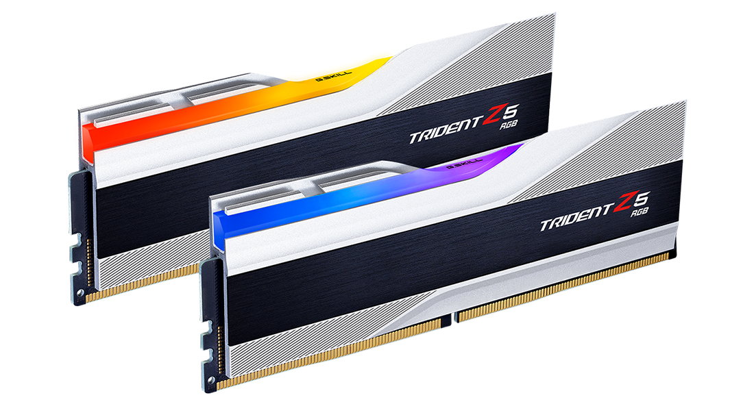 Dwie kości RAM G.SKILL Trident Z5 RGB ze srebrno-czarnymi radiatorami i świecącymi paskami RGB.