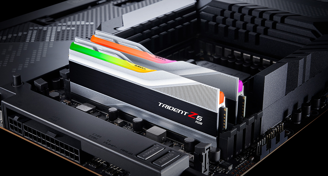 Due moduli RAM Trident Z5 RGB con dissipatori argentati e LED luminosi su una scheda madre.