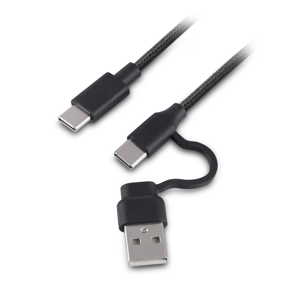 Un cavo USB nero intrecciato con due connettori USB-C e un adattatore USB-A su sfondo bianco.