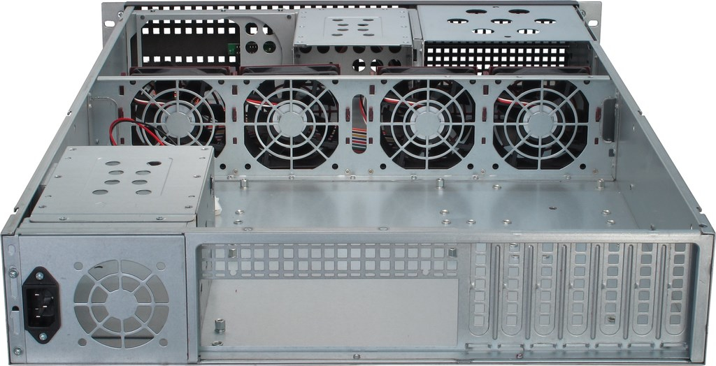Ein offenes silbernes Servergehäuse mit vier internen Lüftern und Netzteil.
