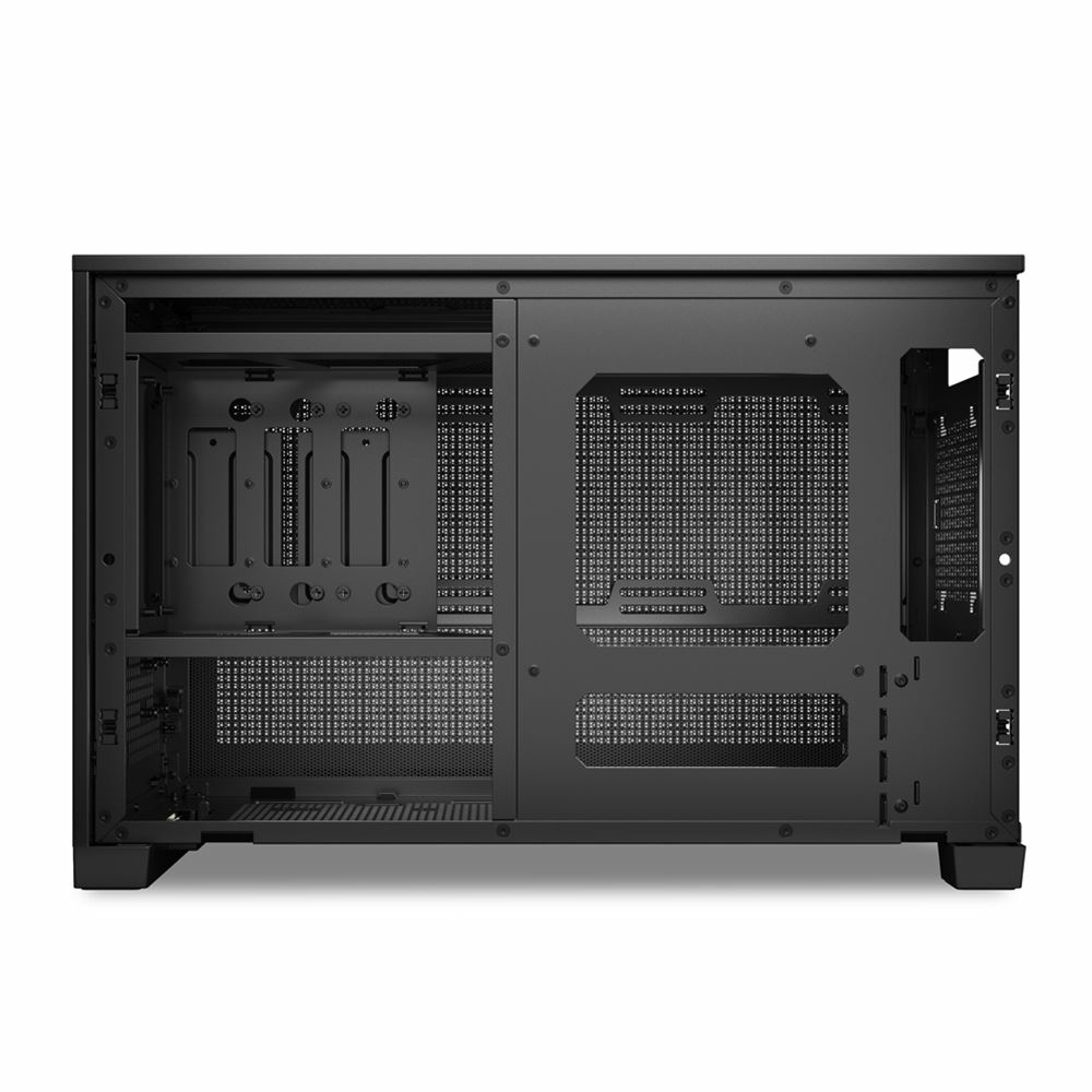 Interno di un case per computer nero con pannelli metallici perforati e staffe di montaggio su sfondo bianco.