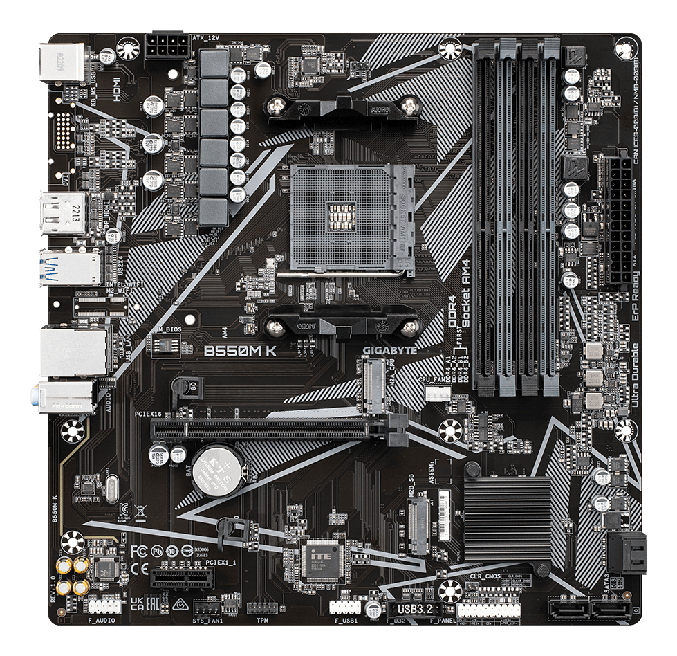 Draufsicht auf ein schwarzes Gigabyte B550M K Motherboard mit CPU-Sockel, RAM-Steckplätzen und Anschlüssen.
