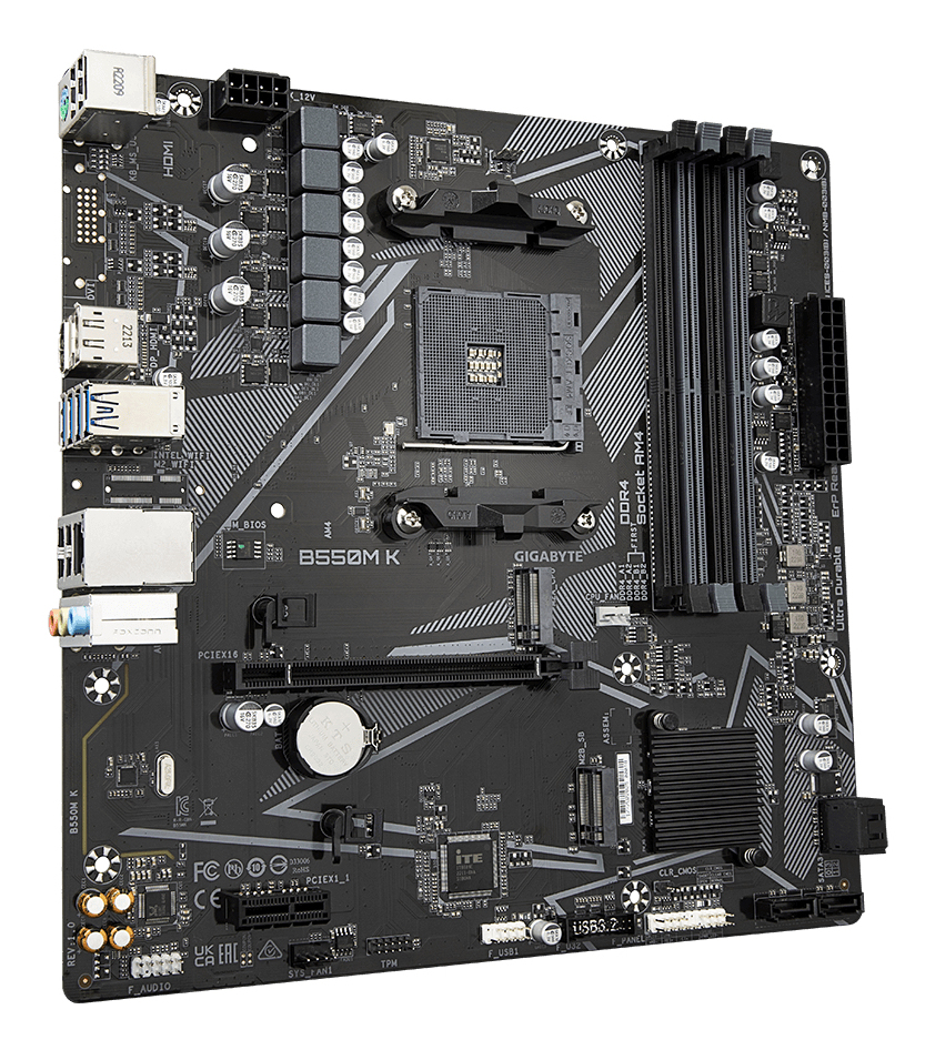 Ein schwarzes Gigabyte B550M K Motherboard mit CPU-Sockel, RAM-Steckplätzen und Anschlüssen auf weißem Grund.